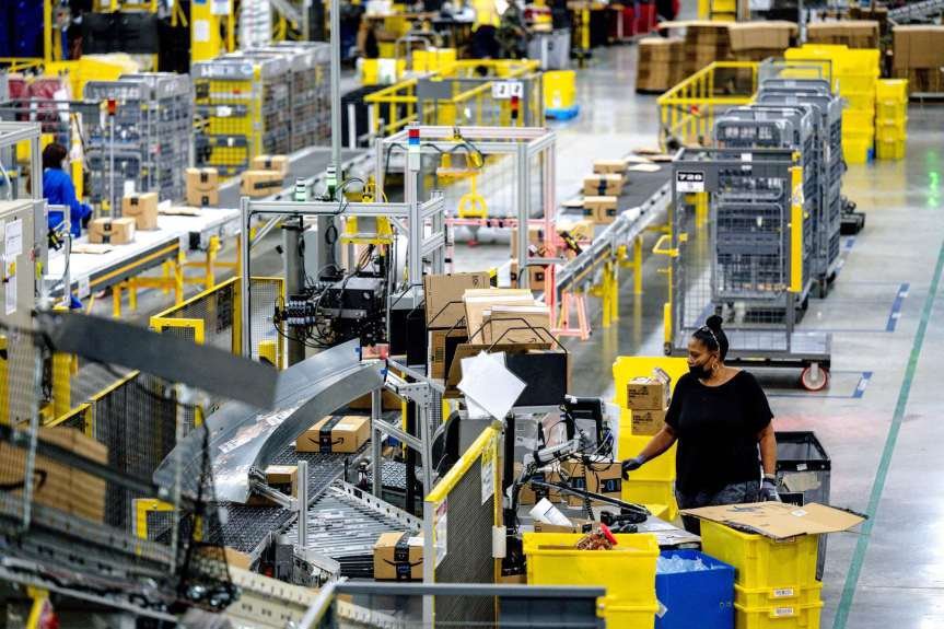 Nhân viên tại chuỗi phân phối của Amazon tại TP. Eastvale, California, Mỹ. Nguồn SCNG