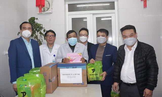 Văn phòng đại diện báo Kinh tế & Đô thị tại Nghệ An cùng lãnh đạo Bệnh viện TP Vinh quà cho người bệnh chạy thận.