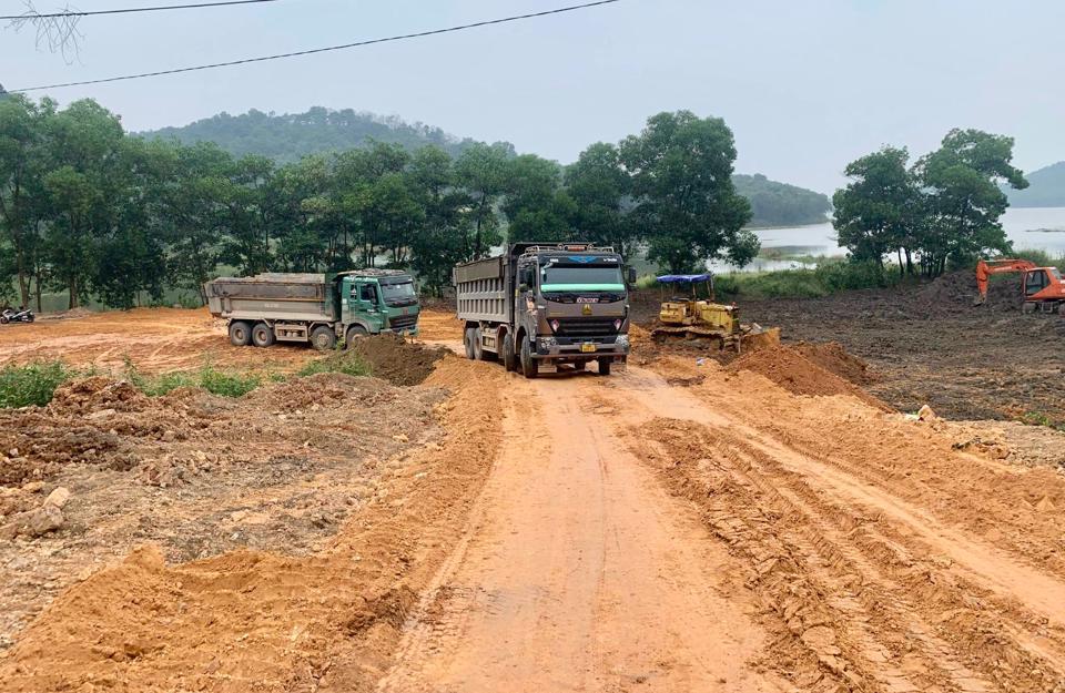 Vi phạm công trình thuỷ lợi trên địa bàn huyện Sóc Sơn chủ yếu xảy ra tại khu vực các hồ chứa lớn. Ảnh Nguyễn Lâm