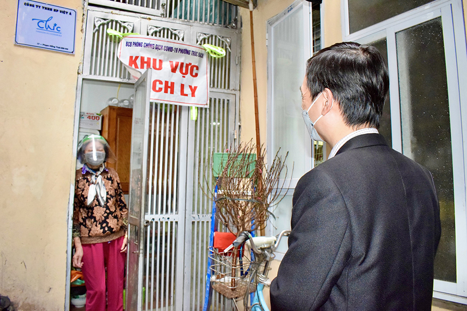 Chủ tịch UBND phường Tr&uacute;c Bạch Nguyễn D&acirc;n Huy hỏi thăm người d&acirc;n đang điều trị Covid-19 tại nh&agrave;