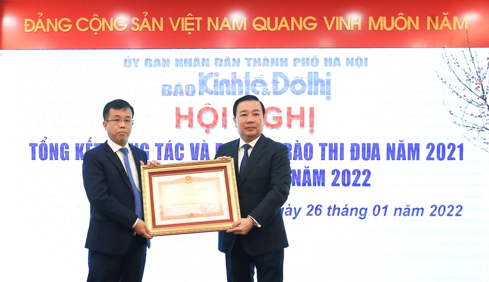 Phó Chủ tịch UBND TP Hà Nội Chử Xuân Dũng thừa ủy quyền trao Bằng khen của Thủ tướng Chính phủ cho Phó Tổng biên tập Lại Bá Hà vì Đã có thành tích trong công tác từ năm 2015 đến năm 2019, góp phầ vào sự nghiệp xây dựng XHCN và bảo vệ Tổ quốc