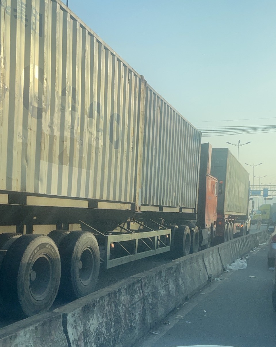 Những chiếc container to lớn kh&oacute; khăn di chuyển tr&ecirc;n xa lộ H&agrave; Nội. (Ảnh: Mậu Dũng)