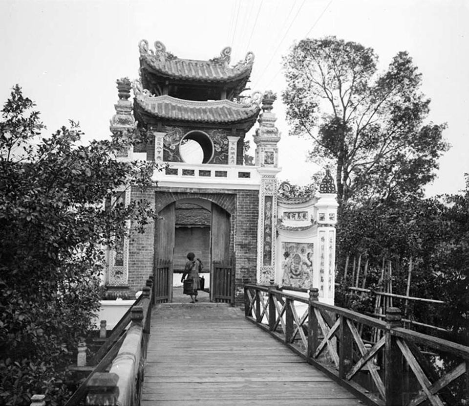 Cổng Đắc Nguyệt L&acirc;u của đền Ngọc Sơn.