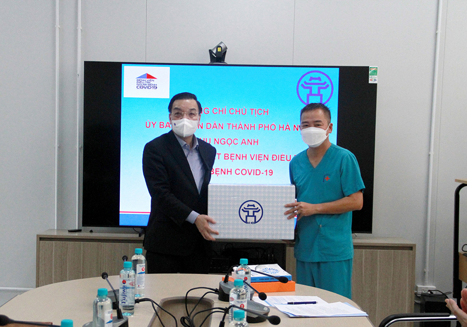 Chủ tịch UBND TP H&agrave; Nội Chu Ngọc Anh ch&uacute;c Tết v&agrave; tặng qu&agrave; cho đội ngũ y b&aacute;c sĩ tại Bệnh viện điều trị người bệnh Covid-19.