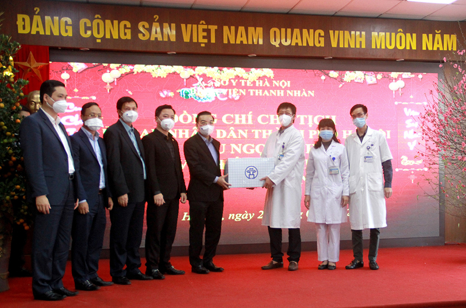 Chủ tịch UBND TP H&agrave; Nội Chu Ngọc Anh thăm, ch&uacute;c Tết đội ngũ y b&aacute;c sĩ tại Bệnh viện Thanh Nh&agrave;n.&nbsp;