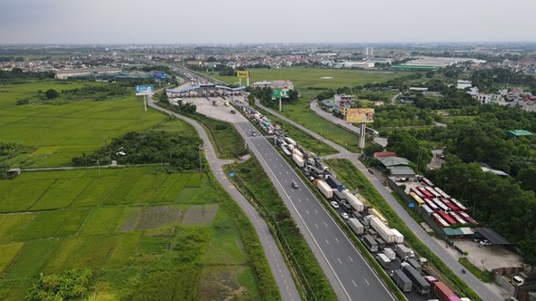 &nbsp;Hơn 300 phương tiện c&oacute; d&aacute;n thẻ ePass kh&ocirc;ng thể qua được trạm thu ph&iacute; kh&ocirc;ng dừng. &nbsp;