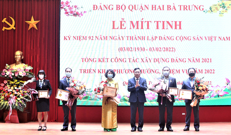B&iacute; thư Quận ủy Hai B&agrave; Trưng Nguyễn Văn Nam trao Kỷ niệm chương cho c&aacute;c c&aacute; nh&acirc;n