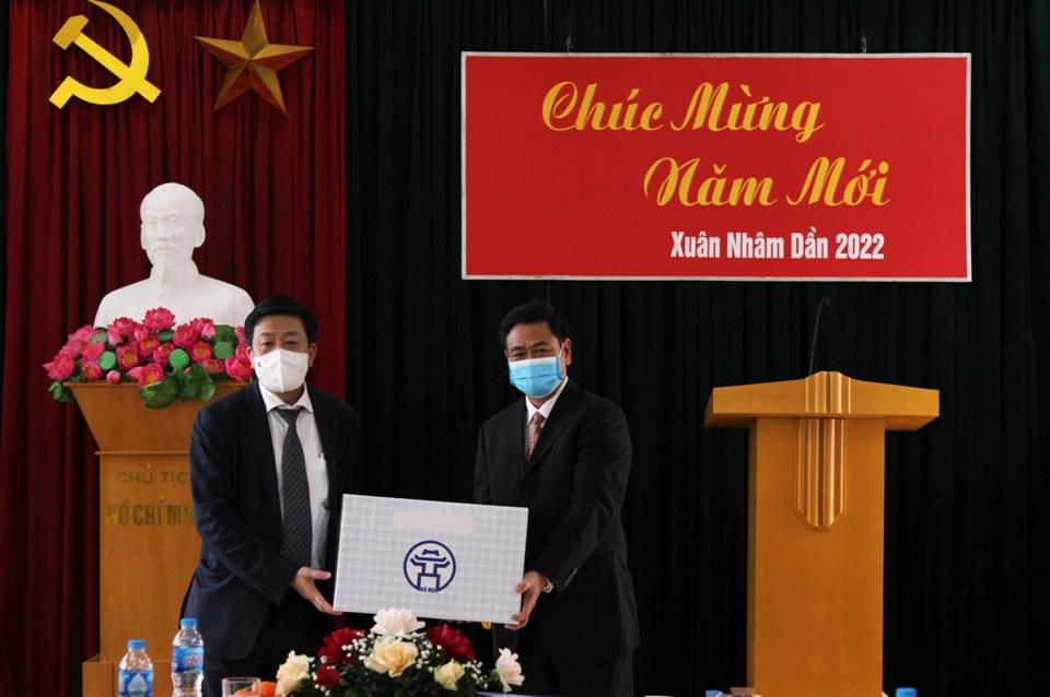 Ph&oacute; Chủ tịch UBND TP H&agrave; Nội Dương Đức Tuấn tặng qu&agrave; Tết cho C&ocirc;ng ty TNHH MTV C&ocirc;ng vi&ecirc;n Thống Nhất.