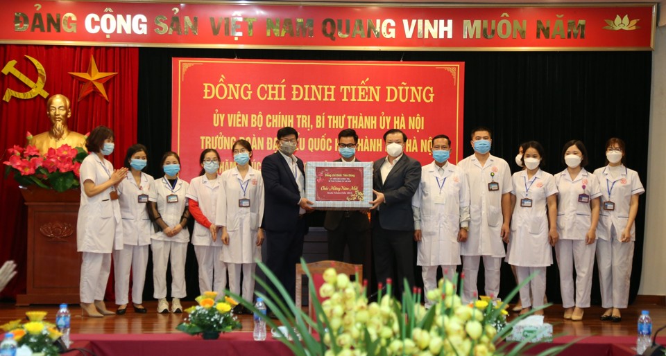 B&iacute; thư Th&agrave;nh ủy Đinh Tiến Dũng thăm, tặng qu&agrave; cho c&aacute;n bộ, b&aacute;c sỹ TT y tế huyện Đ&ocirc;ng Anh dịp tết Nh&acirc;m Dần 2022.