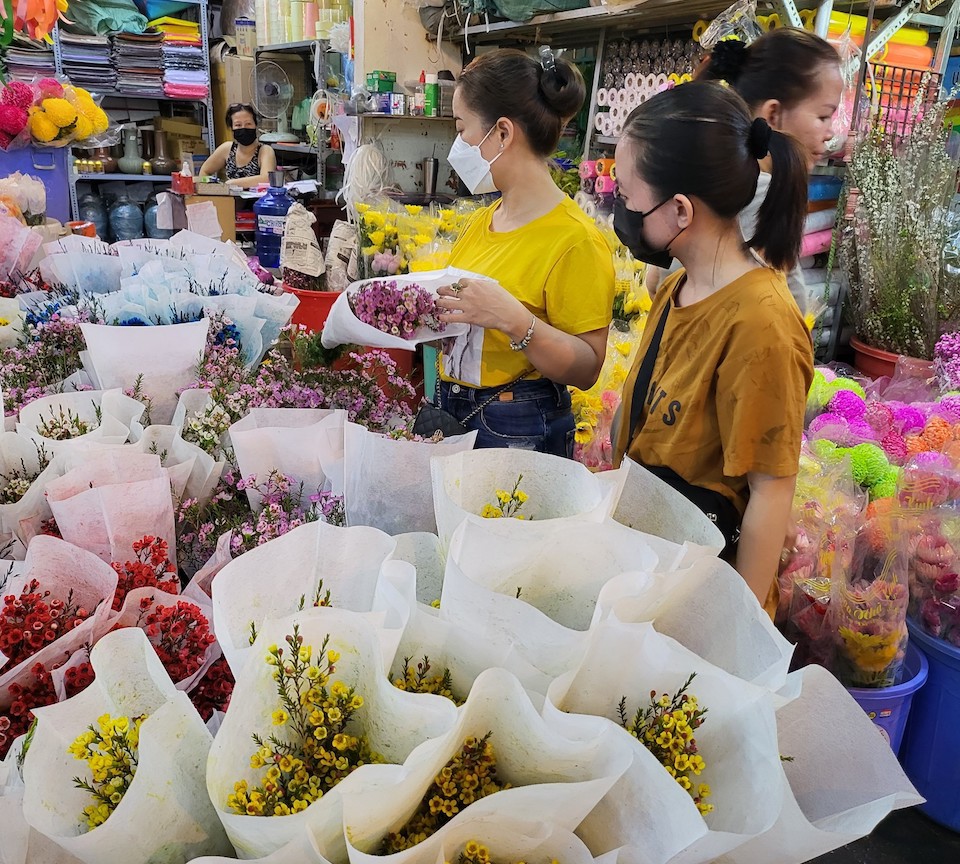 Nhiều người chọn mua hoa Trung Quốc để trang tr&iacute; nh&agrave; cửa trong dịp Tết 2022.&nbsp;(Ảnh: Khắc Quang)