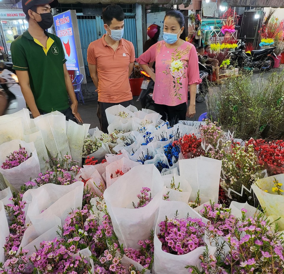 Cho&aacute;ng ngợp với "rừng" hoa cắm c&agrave;nh Trung Quốc tại một gian h&agrave;ng ở chợ hoa Hồ Thị Kỷ, quận 10, TP Hồ Ch&iacute; Minh. (Ảnh: Khắc Quang)