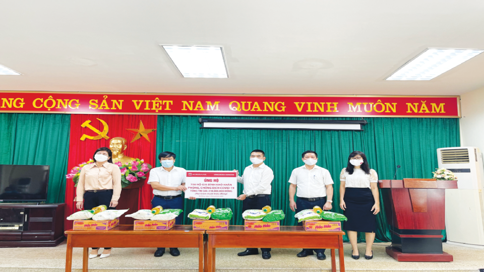 Ủy ban Mặt trận Tổ quốc quận H&agrave; Đ&ocirc;ng tiếp nhận gạo, nhu yếu phẩm hỗ trợ cho c&aacute;c ho&agrave;n cảnh kh&oacute; khăn trong đại dịch.