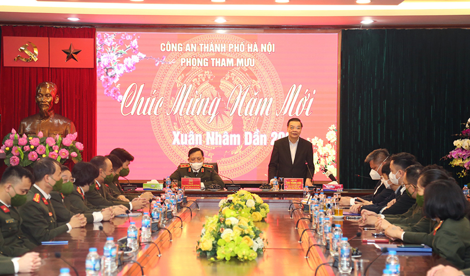 Chủ tịch UBND TP Chu Ngọc Anh thăm, ch&uacute;c Tết c&aacute;n bộ, chiến sỹ ph&ograve;ng Tham mưu - C&ocirc;ng an TP H&agrave; Nội.