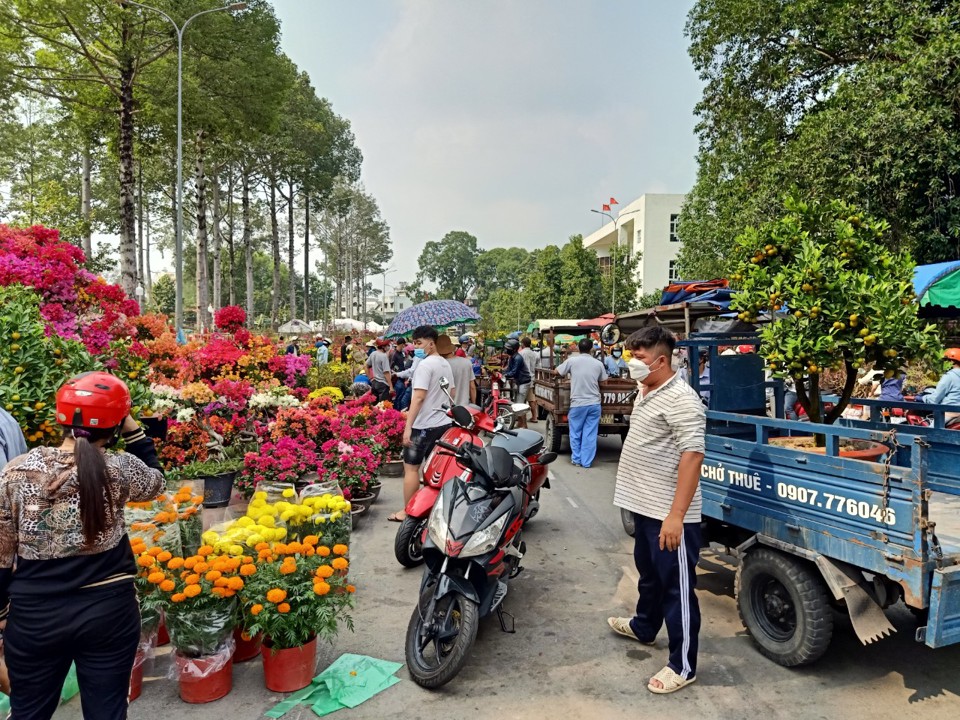 Người d&acirc;n c&oacute; nhu cầu tham quan v&agrave; mua hoa tại Hội hoa Xu&acirc;n 2022 tại TP Bi&ecirc;n H&ograve;a, tỉnh Đồng Nai diễn ra trong an to&agrave;n, trật tự, đảm bảo 5K.