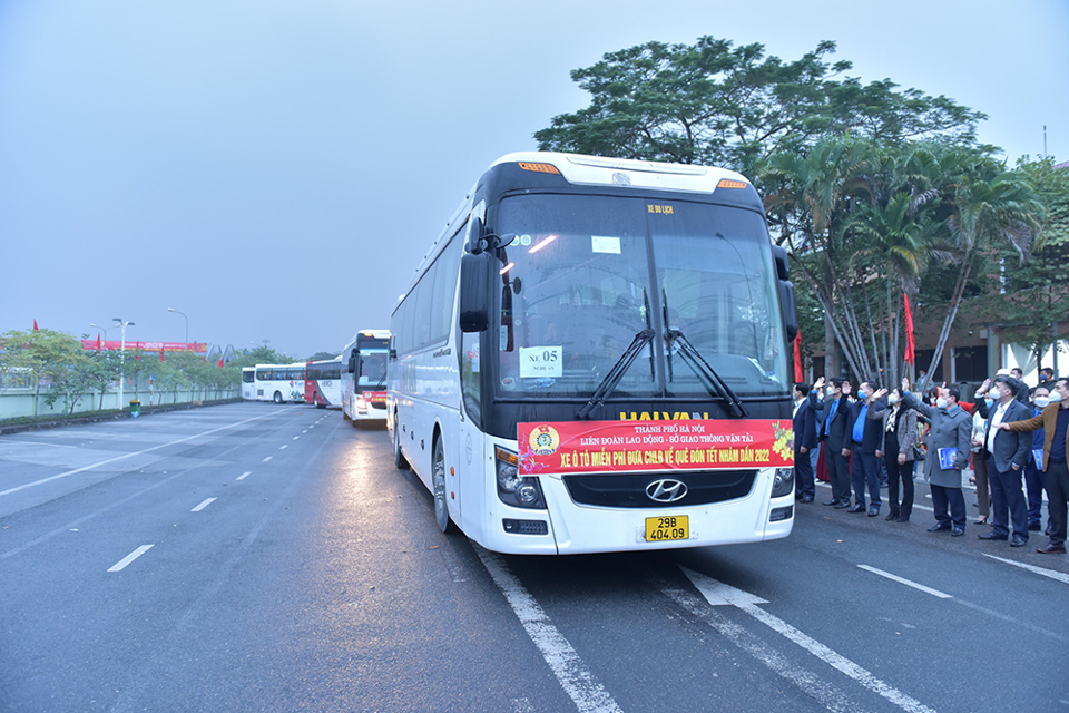 200 c&ocirc;ng nh&acirc;n lao động c&oacute; ho&agrave;n cảnh kh&oacute; khăn được về qu&ecirc; tr&ecirc;n những chuyến xe miễn ph&iacute;.&nbsp;