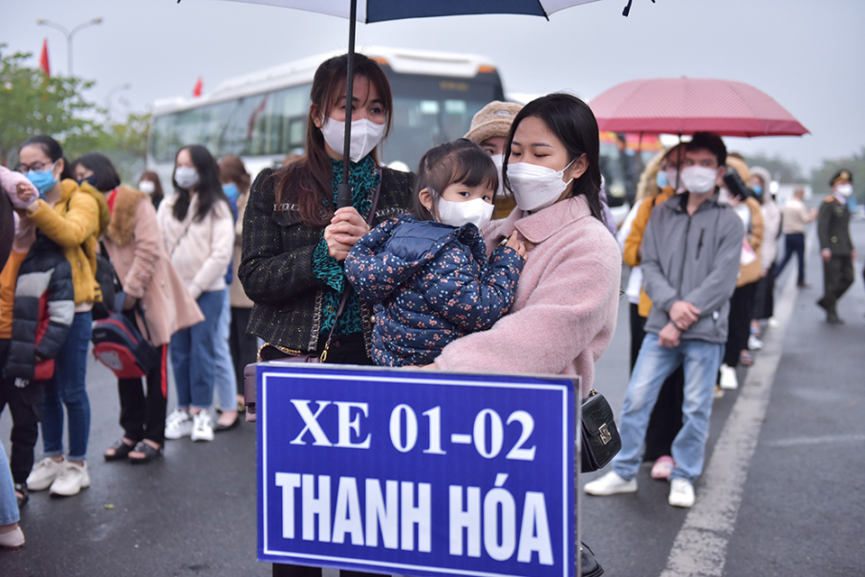 Công đoàn Thủ đô đưa 200 công nhân lao động về quê đón Tết - Ảnh 2