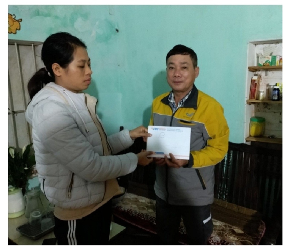 Chị Nguyễn Thị Thắng trao trả lại số tiền cho anh Nguyễn Viết Khoa.