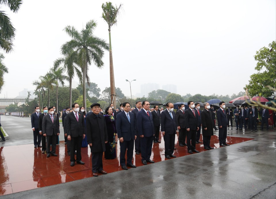 Lãnh đạo Đảng, Nhà nước, TP Hà Nội vào Lăng viếng Chủ tịch Hồ Chí Minh - Ảnh 1