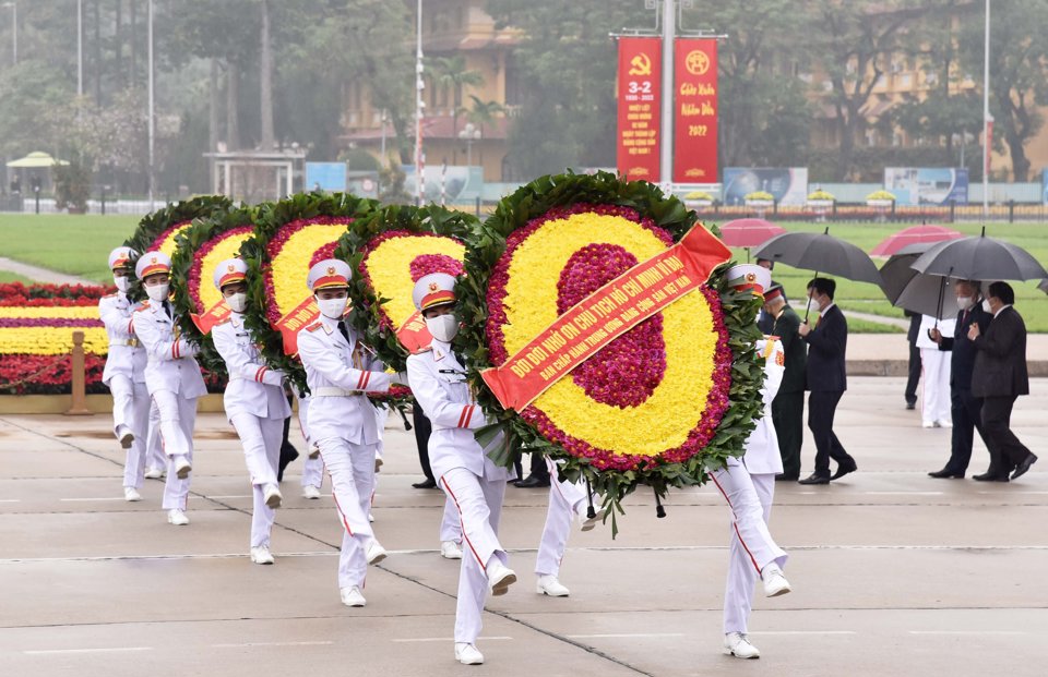 Đo&agrave;n đại biểu l&atilde;nh đạo Đảng, Nh&agrave; nước đ&atilde; đến đặt v&ograve;ng hoa, v&agrave;o Lăng viếng Chủ tịch Hồ Ch&iacute; Minh.