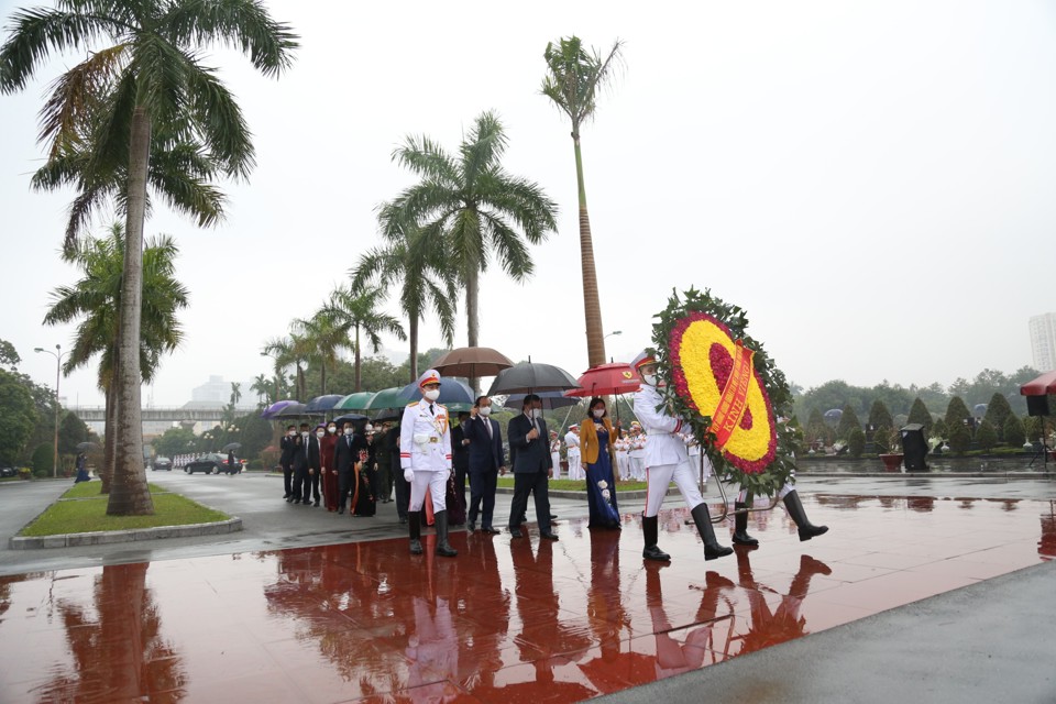 Đo&agrave;n đại biểu Th&agrave;nh uỷ - HĐND &ndash; UBND - Ủy ban MTTTQ Việt Nam TP H&agrave; Nội đ&atilde; đặt v&ograve;ng hoa, d&acirc;ng hương tại Nghĩa trang Mai Dịch.