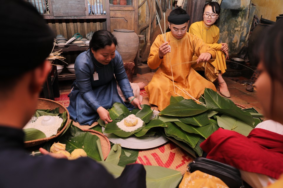 Gói bánh chưng là một kỹ thuật độc đáo của người Việt nam trong quá trình chế biến món ăn truyền thống. Sử dụng những nguyên liệu đơn giản nhưng kỹ thuật gói bánh đòi hỏi kỹ năng, tay nghề và sự tận tâm. Xem hình ảnh gói bánh chưng để hiểu rõ hơn về quá trình này.