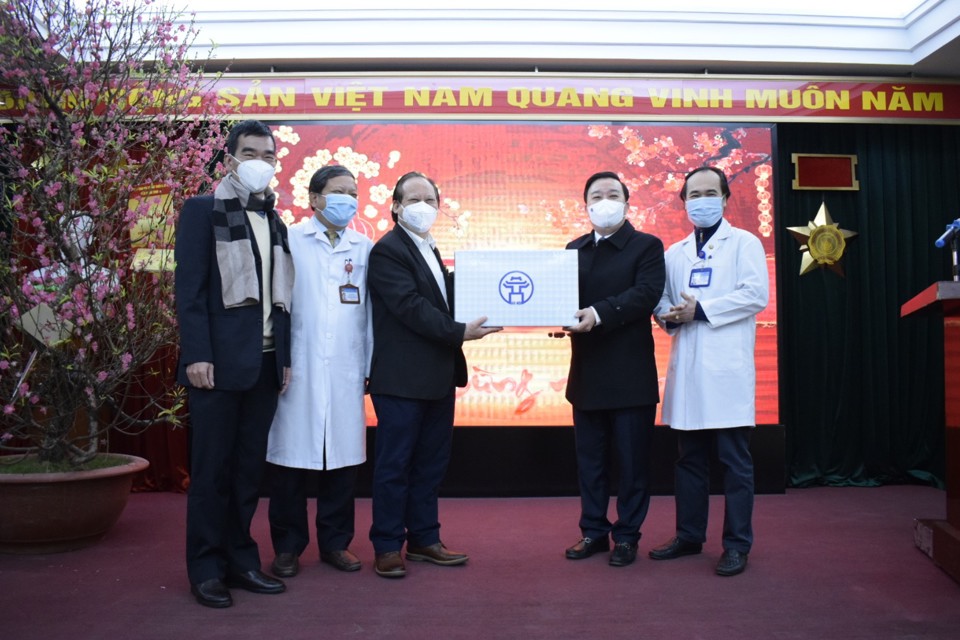 Ph&oacute; Chủ tịch UBND TP H&agrave; Nội Chử Xu&acirc;n Dũng tặng qu&agrave;&nbsp;tại Bệnh viện Phổi Trung ương.