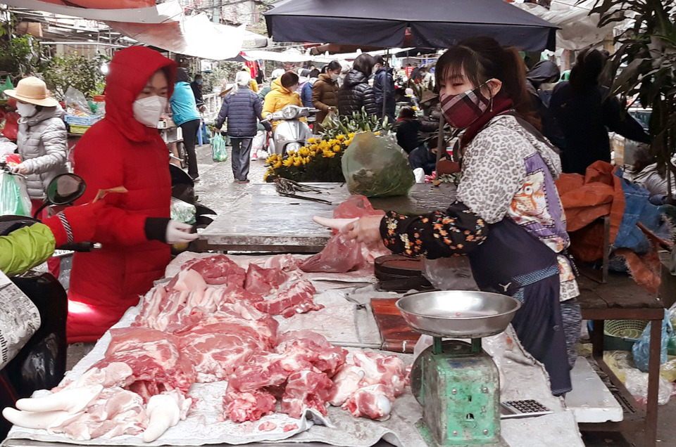 Người ti&ecirc;u d&ugrave;ng mua thực phẩm s&aacute;ng 29 Tết (31/1) tại chợ Kim Li&ecirc;n (Đống Đa)