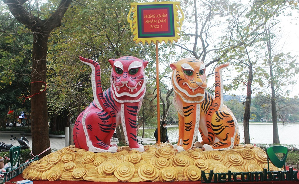 C&ocirc;ng tr&igrave;nh trang tr&iacute; &ldquo;Lưỡng Hổ chầu kỳ&rdquo; (hai hổ chầu v&agrave;o cờ hội)&nbsp;m&agrave;u sắc rực rỡ, bắt mắt, nổi bật giữa c&aacute;c tiểu cảnh đ&oacute;n năm mới Nh&acirc;m Dần 2022