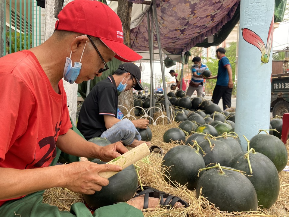 Người b&aacute;n h&agrave;ng đ&atilde; nghĩ ra nhiều c&aacute;ch thu h&uacute;t kh&aacute;ch như khắc họa l&ecirc;n tr&aacute;i c&acirc;y chưng Tết được nhiều người chọn mua.