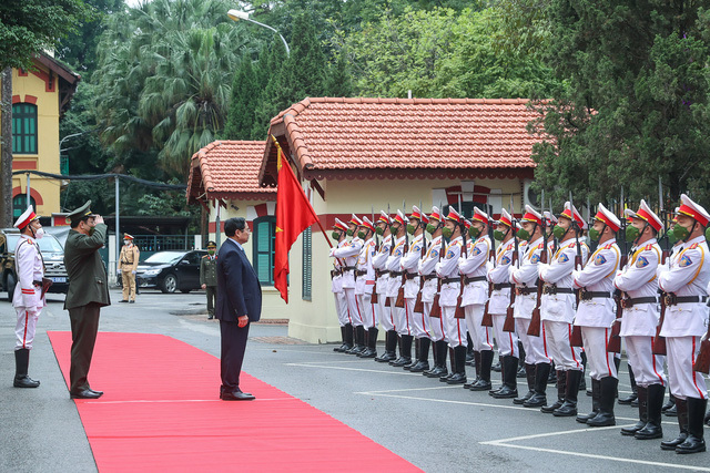 Thủ tướng Ch&iacute;nh phủ Phạm Minh Ch&iacute;nh duyệt Đội danh dự CATP H&agrave; Nội