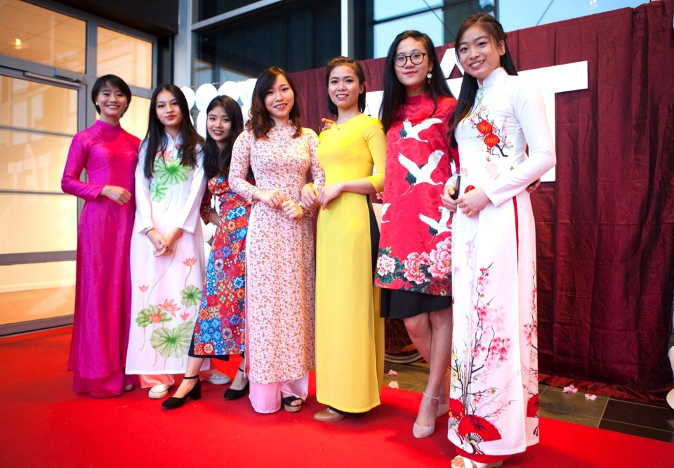 Nguyễn Nhật Ánh- ĐH Bretagne Sud, Pháp (ngoài cùng bên phải) cùng bạn bè Việt Nam trong tà áo dài truyền thống