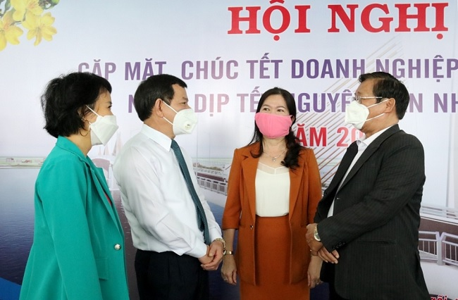 Chủ tịch UBND tỉnh Quảng Ng&atilde;i Đặng Văn Minh (&aacute;o trắng) gặp gỡ, thăm hỏi c&aacute;c doanh nghiệp.