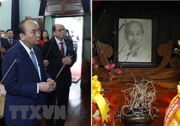 Chủ tịch nước Nguyễn Xu&acirc;n Ph&uacute;c d&acirc;ng hương tưởng niệm Chủ tịch Hồ Ch&iacute; Minh tại Nh&agrave; 67. (Ảnh: Thống Nhất/TTXVN)