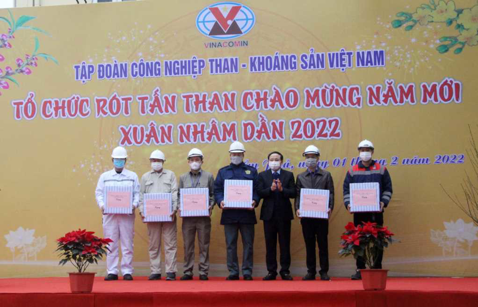 Ng&agrave;y m&ugrave;ng 1 Tết Nh&acirc;m Dần, Quảng Ninh xuất 26.000 tấn than.