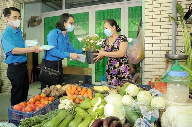 Đo&agrave;n vi&ecirc;n thanh ni&ecirc;n TP Hồ Ch&iacute; Minh tặng khẩu trang miễn ph&iacute; cho tiểu thương chợ L&ograve; Gốm (Quận 6). (Ảnh minh họa: Hồng Giang/TTXVN)