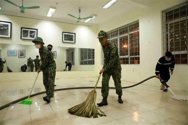 Lực lượng c&ocirc;ng an, bộ đội tỉnh Vĩnh Ph&uacute;c dọn vệ sinh c&aacute;c ph&ograve;ng d&ugrave;ng để l&agrave;m bệnh viện d&atilde; chiến. (Ảnh minh họa: Ho&agrave;ng H&ugrave;ng/TTXVN) &nbsp;