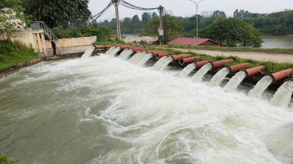 Vận h&agrave;nh trạm bơm d&atilde; chiến Ấp Bắc (huyện Đ&ocirc;ng Anh) lấy nước gieo cấy vụ Xu&acirc;n 2022. Ảnh: L&acirc;m Nguyễn.