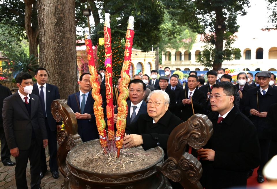 Tổng Bí thư Nguyễn Phú Trọng cùng các đồng chí lãnh đạo Trung ương và Hà Nội dâng hương tưởng nhớ các bậc tiên đế, hiền tài có công với nước tại Khu di tích Hoàng thành Thăng Long