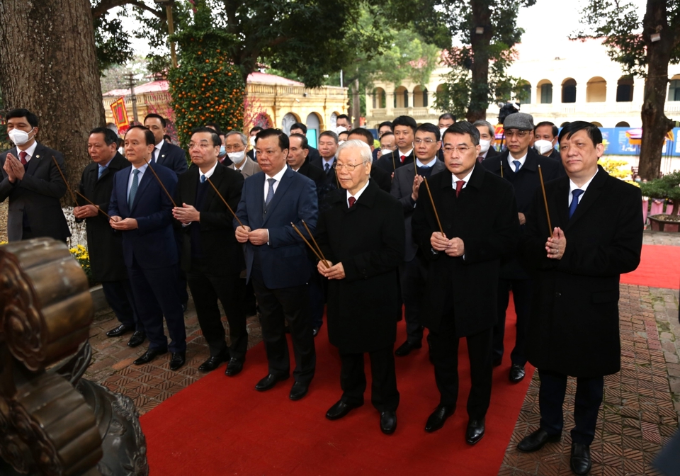 Các đồng chí lãnh đạo đã cẩn cáo trước anh linh các vị liệt tổ, liệt tông về những kết quả xây dựng và phát triển đất nước trong năm 2021