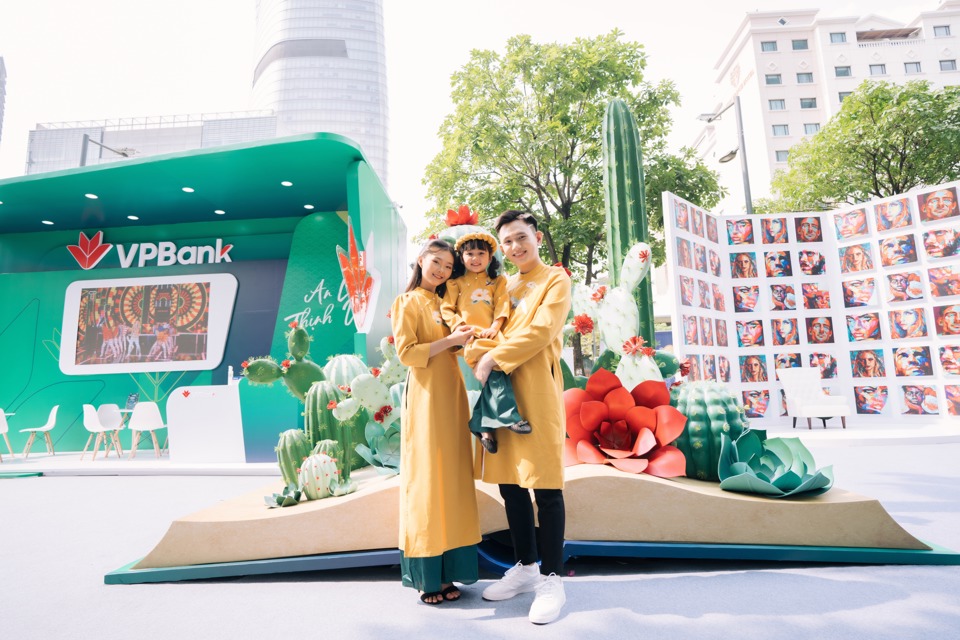 Khách tham quan nườm nượp “checkin” với bức tranh  đương đại siêu lớn tại lễ hội đường sách TP Hồ Chí Minh - Ảnh 1