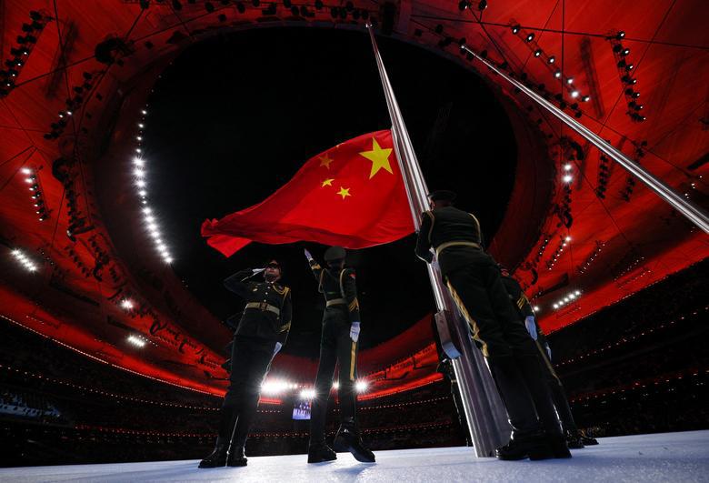 Nghi thức k&eacute;o cờ Trung Quốc tại Lễ khai mạc Lễ khai mạc Olympic m&ugrave;a Đ&ocirc;ng Bắc Kinh 2022. Ảnh: Reuters