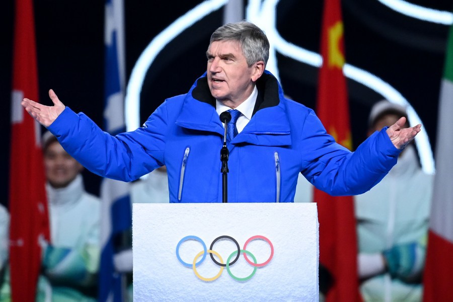 Tổng thư k&yacute; Ủy ban Olympic quốc tế Thomas Bach ph&aacute;t biểu tại lễ khai mạc Olympic m&ugrave;a Đ&ocirc;ng 2022. Ảnh: Xinhua