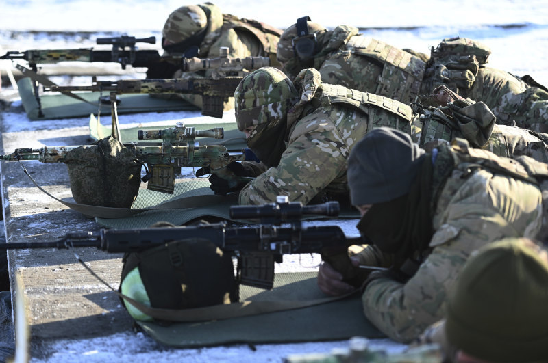 C&aacute;c binh sĩ Nga tham gia cuộc tập trận tại trường bắn ở v&ugrave;ng Rostov, miền nam nước Nga trong tuần n&agrave;y. Ảnh: AP