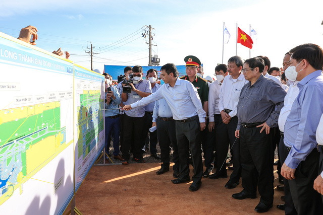 Thủ tướng Phạm Minh Ch&iacute;nh nghe đơn vị thi c&ocirc;ng dự &aacute;n s&acirc;n bay Long Th&agrave;nh b&aacute;o c&aacute;o về tổng thể quy hoạch, tiến độ thi c&ocirc;ng c&aacute;c hạng mục