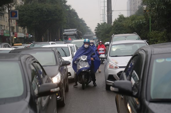 Xe m&aacute;y len lỏi qua &ugrave;n tắc.