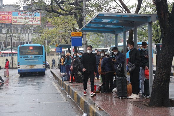 Tại điểm trung chuyển xe bu&yacute;t Gi&aacute;p B&aacute;t, người d&acirc;n phải chờ kh&aacute; l&acirc;u mới c&oacute; xe.