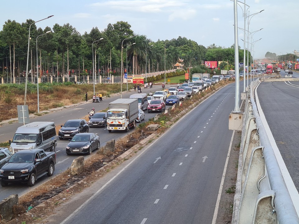Lượng xe &ocirc; t&ocirc; dồn ứ một chiều tại khu vực thị trấn Dầu Gi&acirc;y chiều ng&agrave;y 6/2/2022