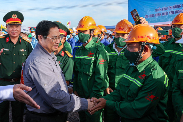 Thủ tướng Phạm Minh Ch&iacute;nh v&agrave; Đo&agrave;n c&ocirc;ng t&aacute;c động vi&ecirc;n c&ocirc;ng nh&acirc;n thi c&ocirc;ng dự &aacute;n s&acirc;n bay Long Th&agrave;nh