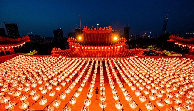 Hàng nghìn đèn lồng được thắp sáng tại ngôi đền lớn nhất Đông Nam Á - Ảnh 1