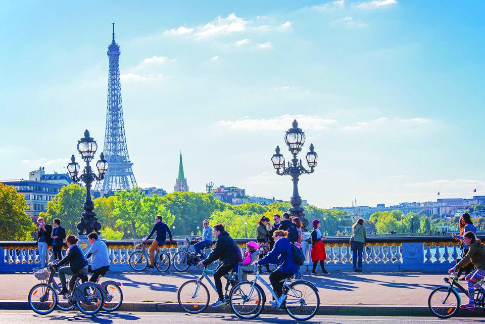 TP Paris tr&aacute;ng lệ cũng l&agrave; nơi nhiều người ưa chuộng sử dụng xe đạp cho việc đi lại. Ảnh: Wanderlustcrew